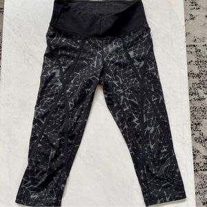 SOLD! Lululemon black and white capris leggings size 4